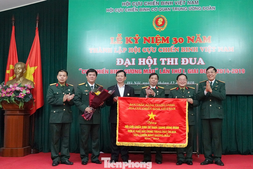 Thay mặt lãnh đạo T.Ư Hội CCB Việt Nam, Đại tá, Tiến sĩ Vũ Minh Thực (ngoài cùng bên phải) trao Cờ đơn vị xuất sắc trong phong trào thi đua “CCB Gương mẫu” 2014-2019 cho Hội CCB Cơ quan T.Ư Đoàn 