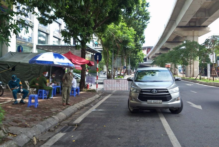 Sau giờ cao điểm, tại một số chốt người dân có thể đi lại 'vô tư' mà không bị kiểm tra. 
