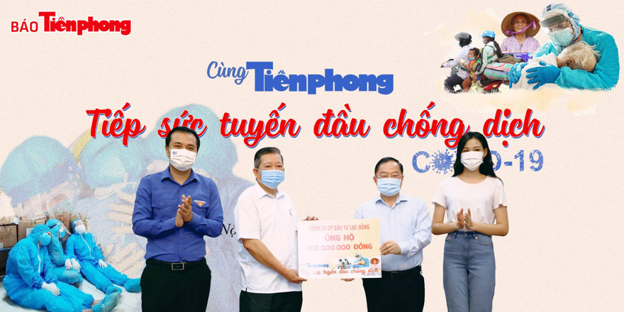 Nhà báo Lê Xuân Sơn - Tổng Biên tập Báo Tiền Phong tiếp nhận số tiền 100 triệu đồng từ Công ty cổ phần đầu tư Lạc Hồng - Ảnh: Hồng Vĩnh