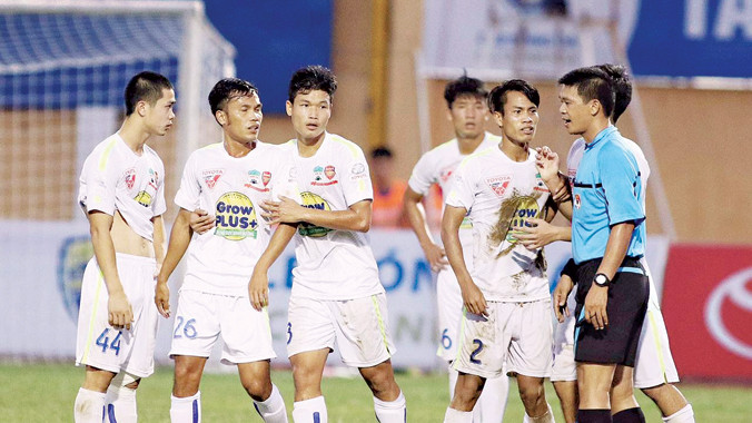 Các cầu thủ HAGL phản ứng với trọng tài trong trận đấu gặp Thanh Hóa vì cho rằng họ không đáng nhận bàn thua cuối trận. Ảnh: VSI