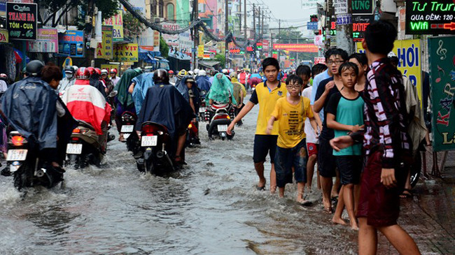 16h chiều 30/7, cơn mưa lớn như trút nước xuống nhiều quận, huyện trên địa bàn TP HCM. Chỉ trong khoảng 30 phút, một số tuyến đường sớm bị ngập sâu do thấp trũng và nước không kịp thoát.