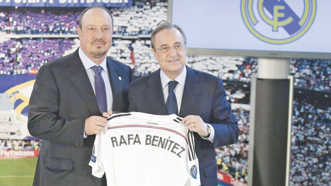 HLV Benitez (trái) chưa thực hiện được bản hợp đồng đình đám nào kể từ khi được chủ tịch Perez (phải) mời về Real. Ảnh: SPORTEOLOGY