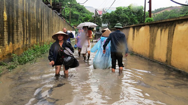 Đêm 26/7, mưa lớn tại TP Cẩm Phả (Quảng Ninh) khiến đập chứa xỉ than của Công ty cổ phần than Cao Sơn và Công ty cổ phần Than Cọc 6 bị vỡ. Xỉ than tràn xuống, phủ kín gần 100 hộ dân ở tổ dân phố số 1 và 2, phường Mông Dương.