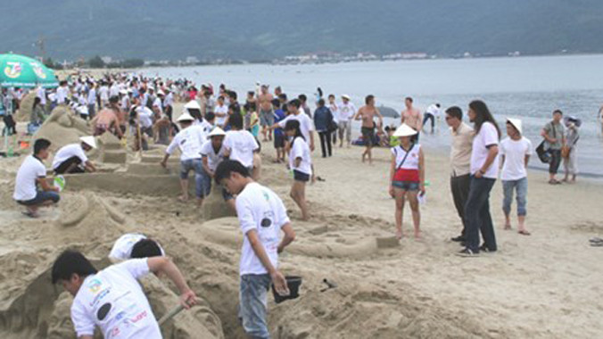 Việc mặc bikini hay áo ngủ xuống tắm biển liệu có giúp TP Đà Nẵng phát triển du lịch?