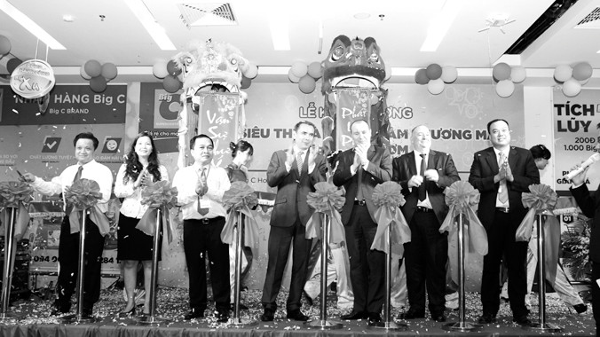 Lãnh đạo Siêu thị Big C cùng đại diện quận Hà Đông, cắt băng khai trương Big C Hồ Gươm