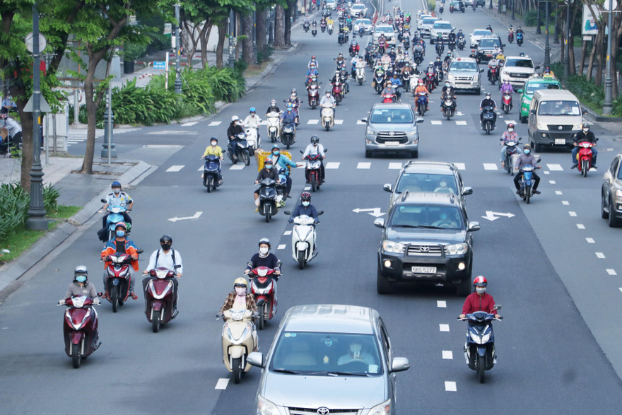 Ghi nhận của phóng viên, từ sáng sớm, người dân từ khu vực ngoại thành đổ về trung tâm TPHCM khá đông.