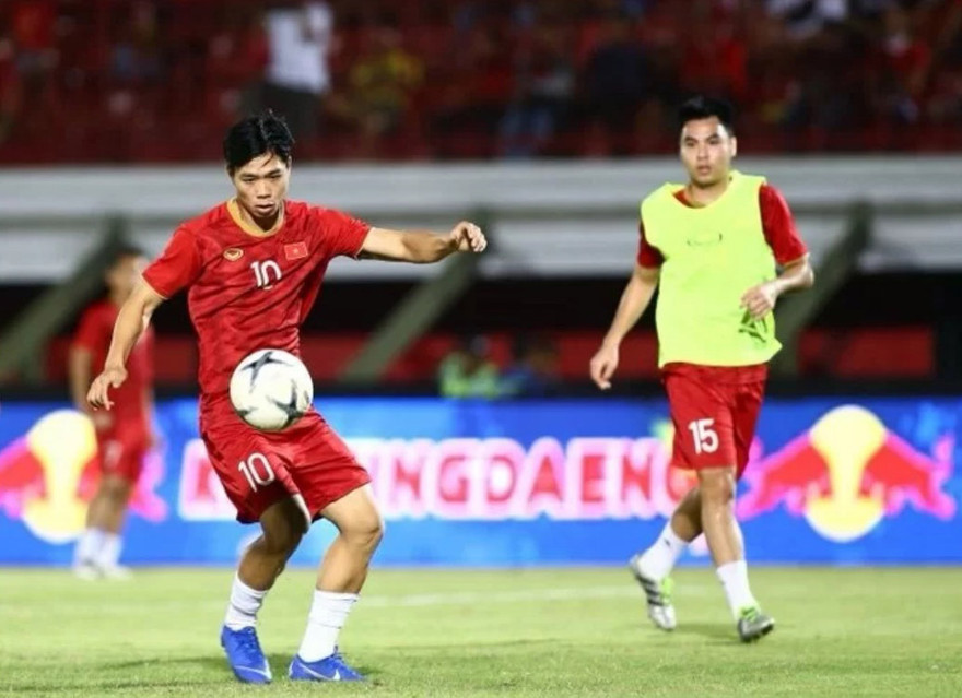 Công Phượng bị đau khi khởi động. Ảnh: Vnexpress