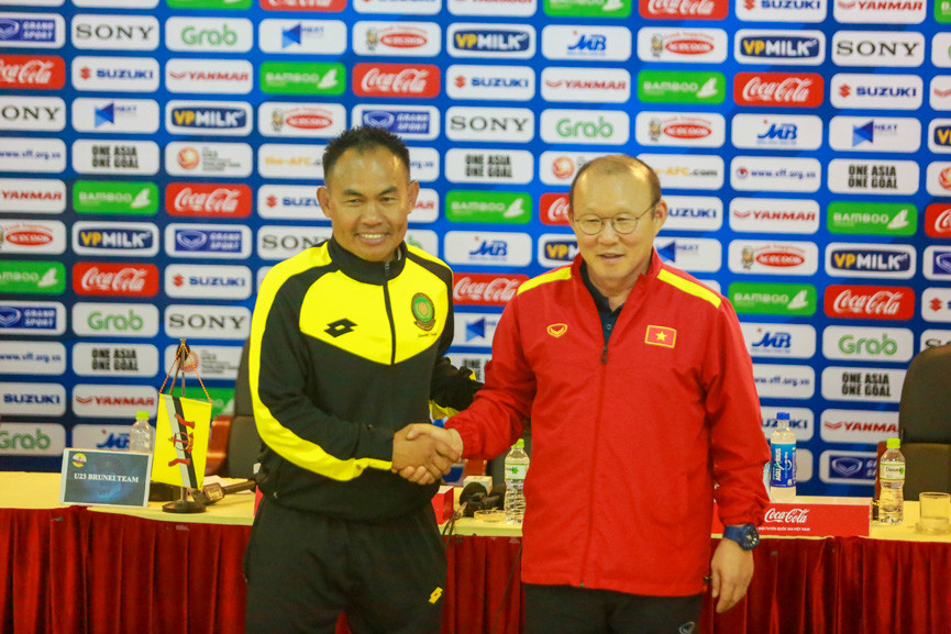 HLV Stephen Ng Heng Seng và HLV Park Hang Seo