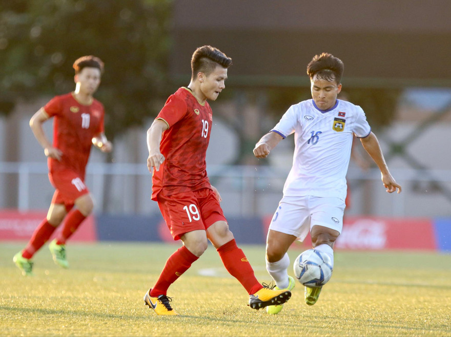 Quang Hải và các đồng đội thắng đậm U22 Lào ở cuộc đọ sức chiều nay. Ảnh: Hữu Phạm