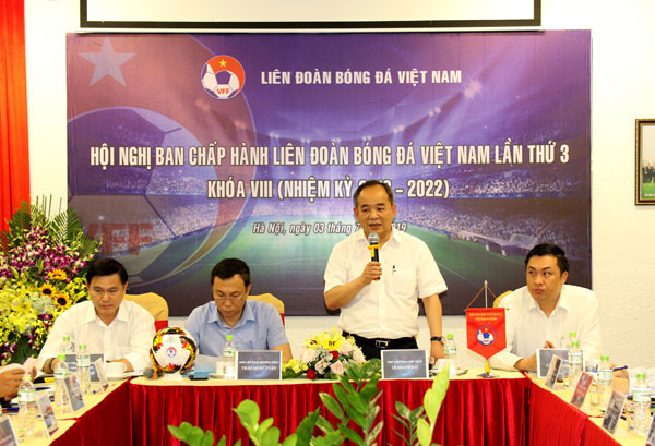 Chủ tịch VFF Lê Khánh Hải phát biểu tại Hội nghị chiều nay. Ảnh: VFF