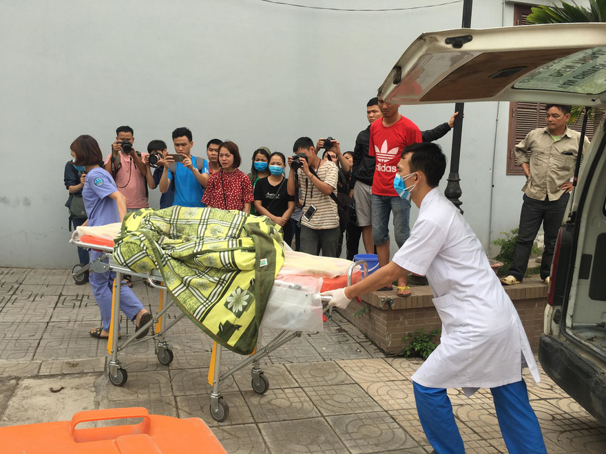 Nạn nhân thứ 6 được đưa đến nhà xác bệnh viện 19-8