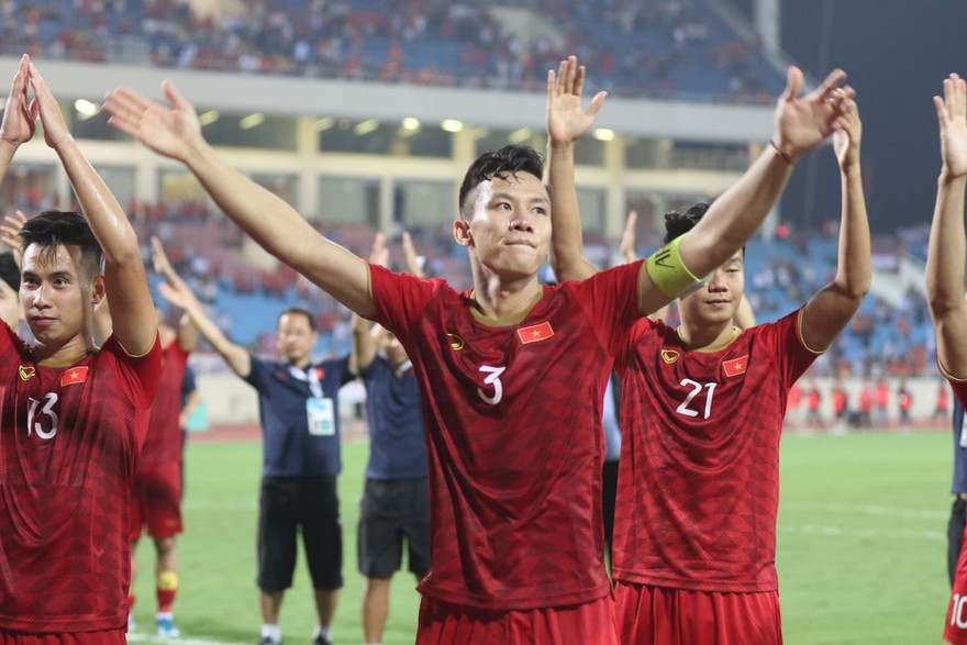 Đội tuyển Việt Nam ra sân bay từ tờ mờ sáng, tới Indonesia