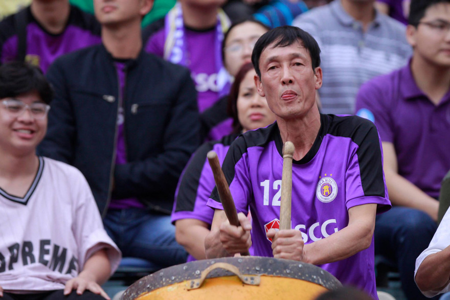 Trong suốt trận đấu, các CĐV đã được sống trong không khí bóng đá sôi động và cuồng nhiệt. Ảnh: Duy Phạm 