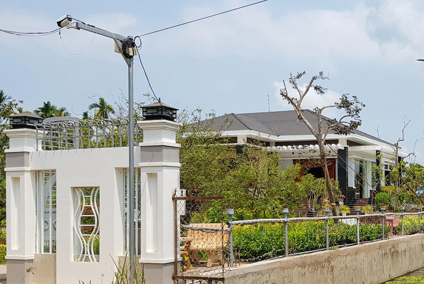 Camera lắp đặt trước nhà của một cán bộ trong Ban Thường vụ Tỉnh ủy Sóc Trăng. Ảnh: Zing