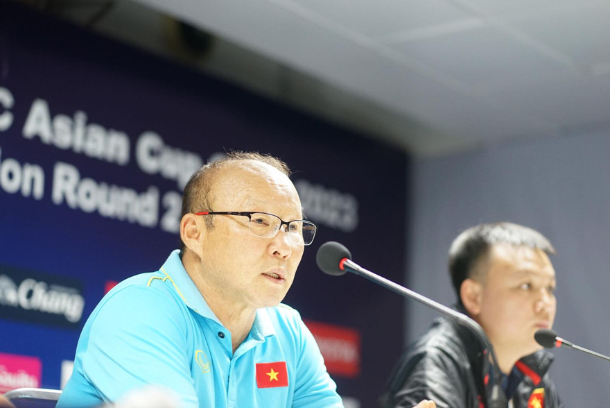 HLV Park Hang Seo trong buổi họp báo