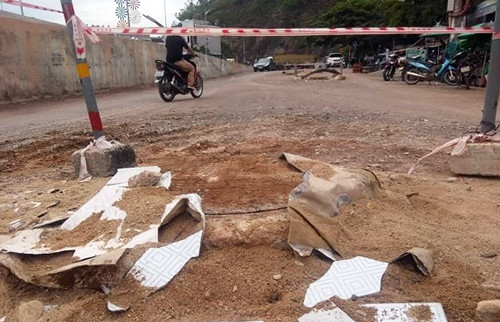 Hố công trình được đậy lại bằng nắp sắt sau khi bé trai bị rơi xuống.