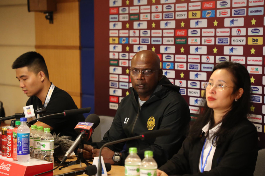 Trợ lý S. Balachandran "đóng thế" HLV Malaysia trong buổi họp báo sau trận thua Việt Nam. Ảnh: Như Ý