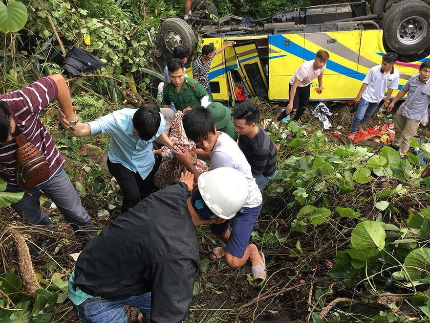 Chiếc xe rơi xuống vực sâu khoảng 20m