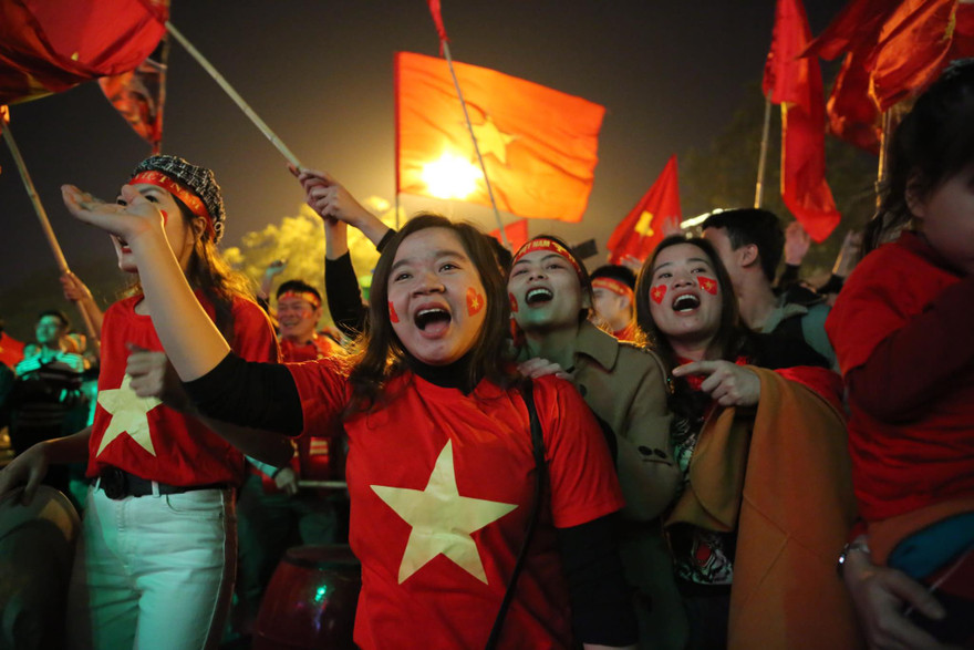 Triệu người xuống đường, phố phường rợp cờ ăn mừng U22 Việt Nam vô địch