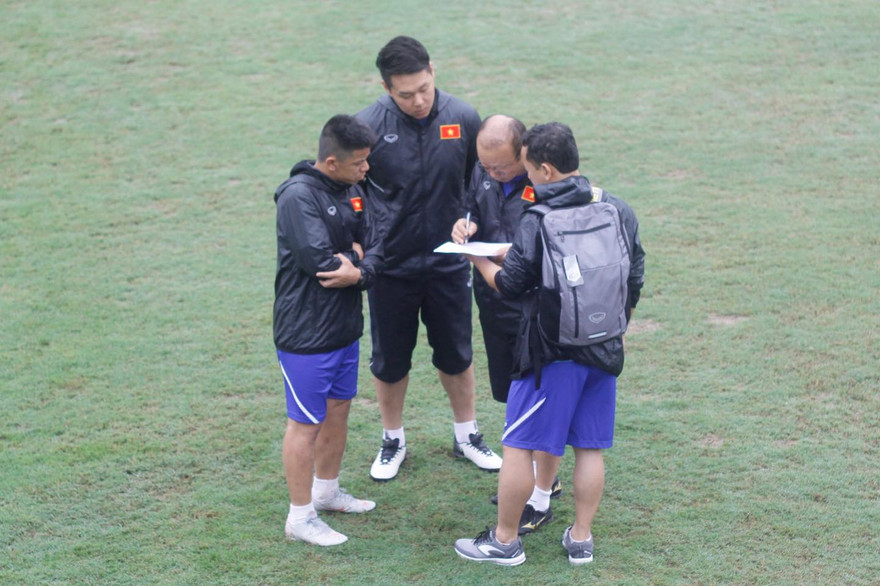 HLV Park Hang Seo bàn bạc với các trợ lý. Ảnh: Duy Phạm