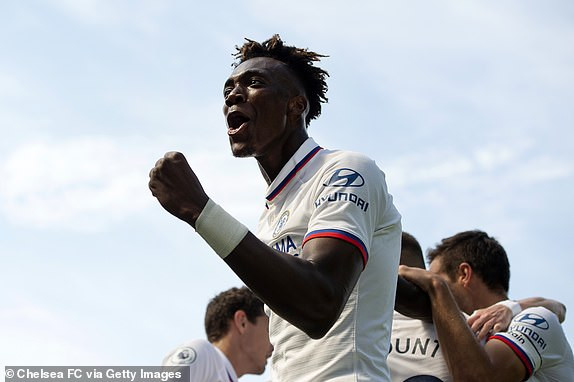 Tài năng trẻ Tammy Abraham lập cú đúp bàn thắng cho Chelsea