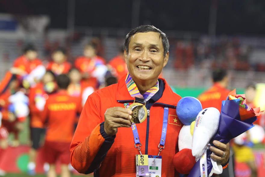 Nữ Việt Nam hạ Thái Lan, HLV Mai Đức Chung gọi điện chia vui với vợ