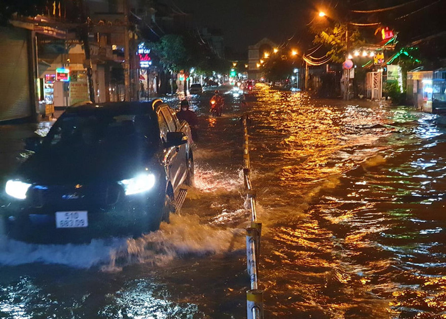 Đường phố TPHCM ngập nặng sau cơn mưa lớn 