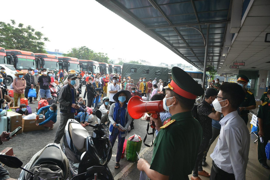 Lực lượng chức năng tổ chức đưa người dân về quê.