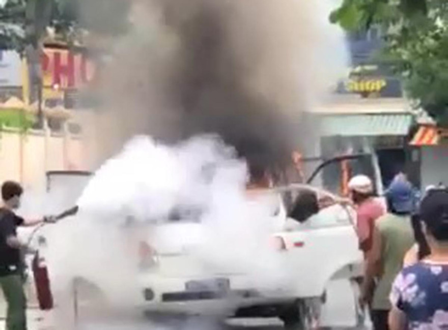 Chiếc xe bốc cháy.