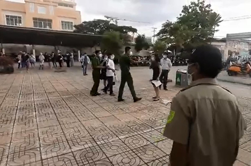 Mẹ con bà Bông gây rối tại điểm phát tiền hỗ trợ đợt 3.