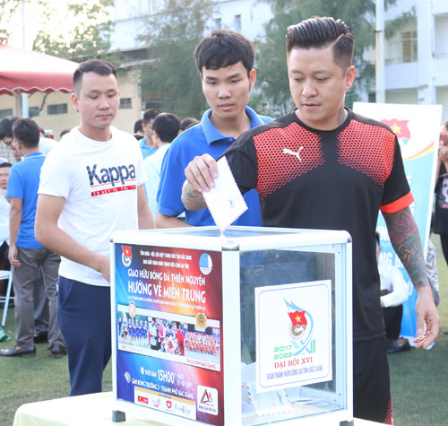 Tuấn Hưng “quần đùi áo số” quyên góp ủng hộ người dân vùng lũ