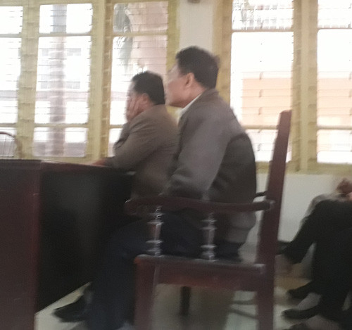 Hai bị cáo Vinh và Luật tại phiên tòa.