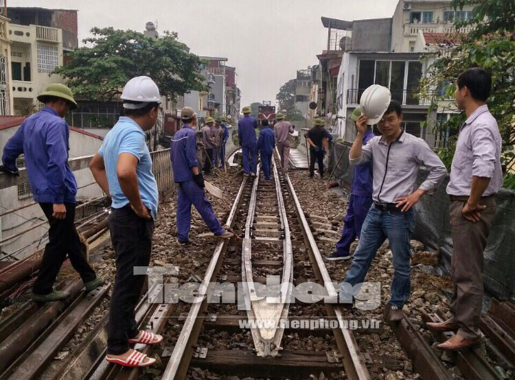Lực lượng chức năng tiến hành thẩm định đường ray đoạn đi qua vòm cầu số 93 trước khi tiến hành đục thông.