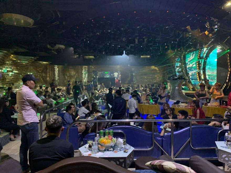 Hàng trăm dân chơi phê ma túy trong quán bar.