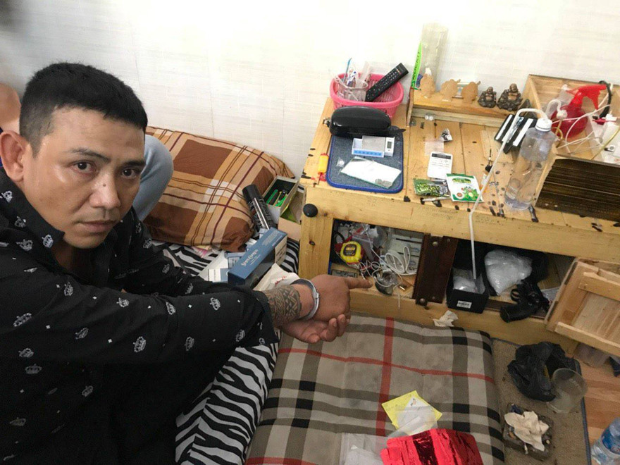 Thành cùng số ma tuý và súng ngắn khi bị bắt.