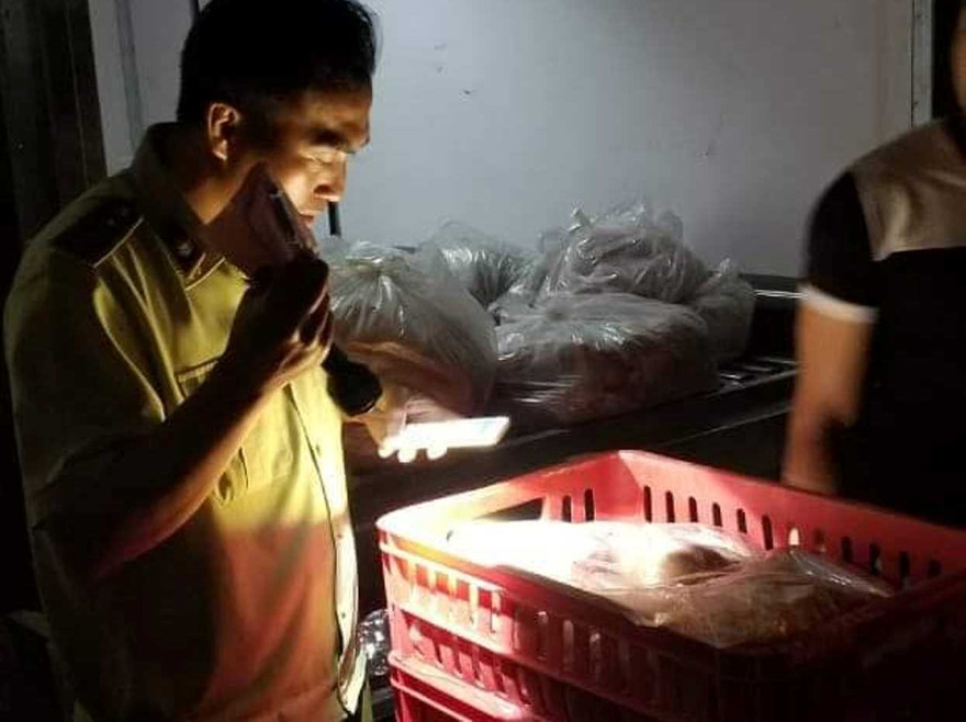 Lực lượng chức năng kiểm tra lô hàng.