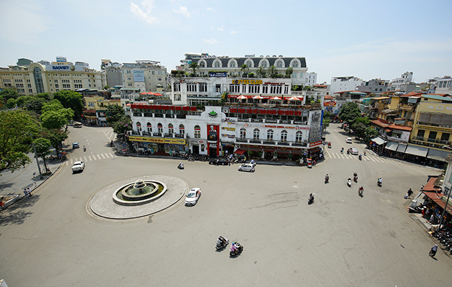 Người dân Hà Nội vật vã trong cái nóng nung người đầu hè