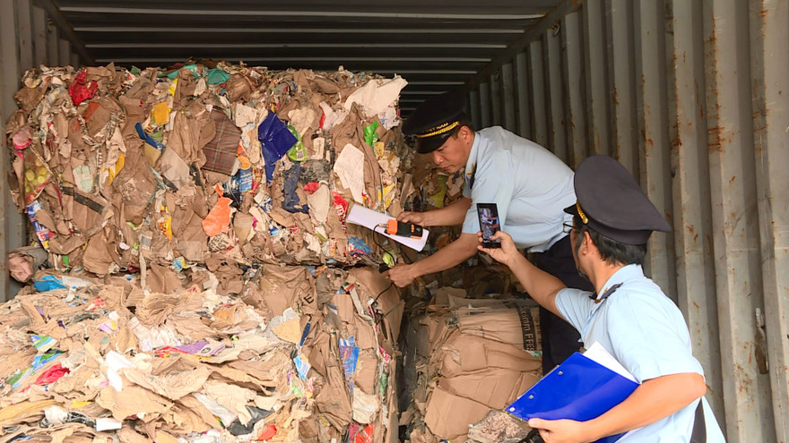 Lực lượng Hải quan giám định các container phế liệu tại cảng Cát Lái.