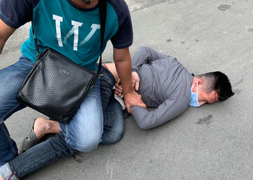 Trinh sát khống chế tên cướp trên đường.