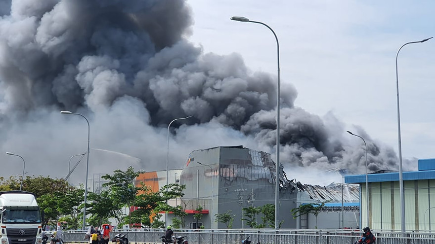 Khói lửa bốc lên nghi ngút.