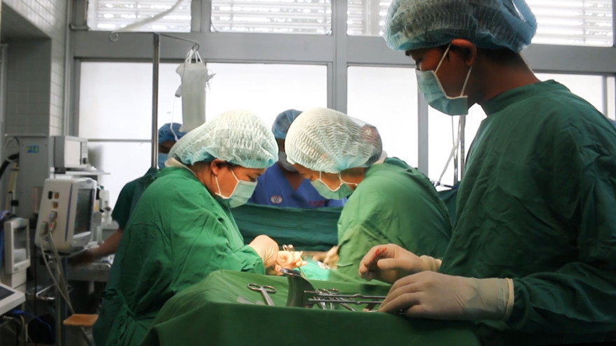 Các bác sĩ mổ bắt con cho bệnh nhân.