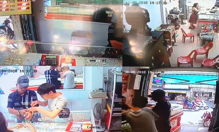 Người đàn ông vờ mua vàng rồi lấy bỏ chạy.