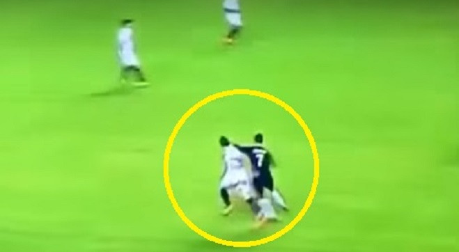 Lộ clip 'tố' Ronaldo đánh nguội cầu thủ Sevilla