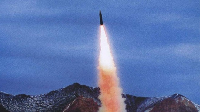 Hình ảnh được cho là tên lửa DN-2 đang phóng thử từ khu vực bí mật ở khu tự trị Tân Cương. Ảnh: Endtimeheadlines