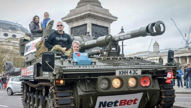 Các công ty du lịch ở London (Anh) mới đây đã sáng tạo ra hình thức kinh doanh mới, đang thu hút lượng lớn khách thăm quan trong ngoài nước. Cụ thể đó là việc sử dụng một chiếc xe tăng để chở khách quanh thành phố.