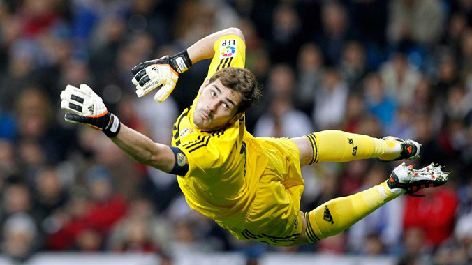 Thủ môn Iker Casillas (Real Madrid): “Thánh” Iker từng 36 lần đối đầu Barca trong màu áo Real, đứng thứ 6 trong danh sách những cầu thủ ra sân nhiều nhất ở siêu kinh điển. Hiện Casillas là thành viên của FC Porto. Trận đấu ngày 22/11/2015 là lần đầu tiên 