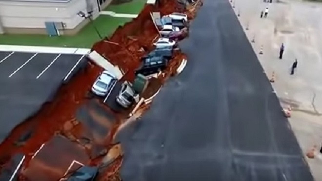 Kinh hãi hố tử thần dài 200m đột ngột xuất hiện giữa bãi xe