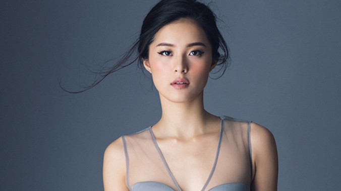 Những chiếc váy có kiểu dáng bó sát làm nổi bật ba vòng cân đối của người mẫu sinh năm 1993.