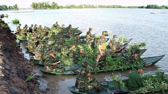 Với địa hình nhiều sông, kênh rạch như ở đồng bằng sông Cửu Long thì việc huấn luyện bộ đội tác chiến trên sông nước là điều rất cần thiết. Ảnh: Ở Trung đoàn 3, các nội dung huấn luyện, tác chiến trên địa hình sông nước thường được tổ chức vào mùa nước nổ