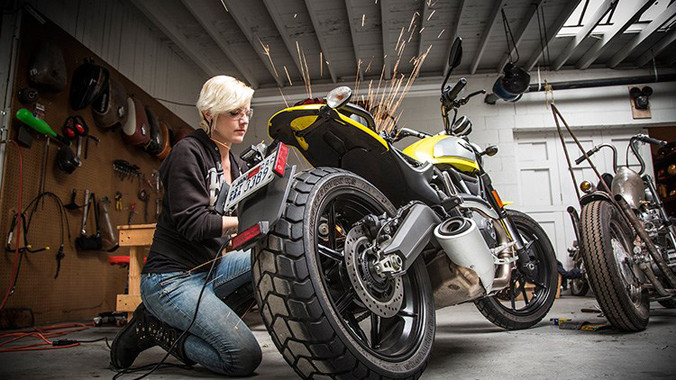 Alicia Mariah Elfving là một nữ biker cá tính người Ba Lan, không chỉ đam mê và nghiên cứu về các dòng môtô phân khối lớn, cô còn viết bài đánh giá xe trên trang Themotolady do chính mình sáng lập.